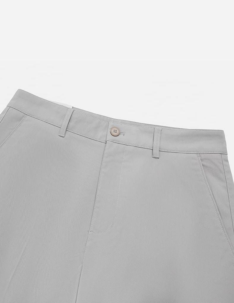 Quần short khaki nam túi chéo logo kim loại túi sau