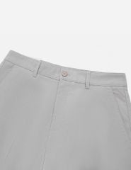 Quần short khaki nam túi chéo logo kim loại túi sau