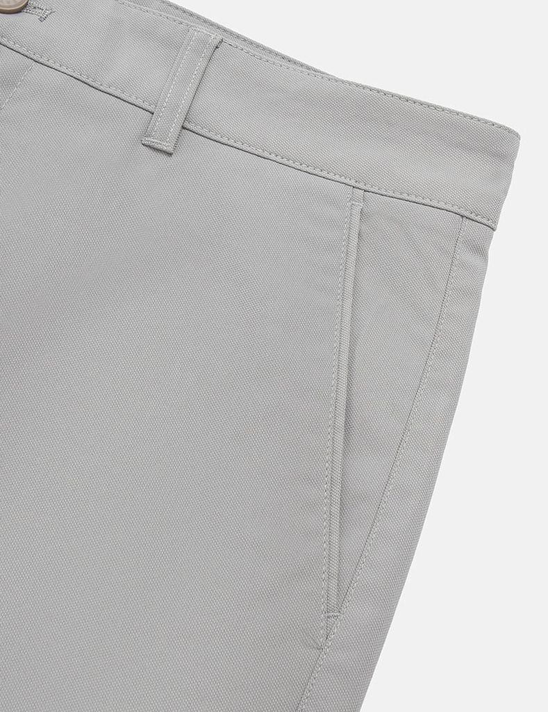 Quần short khaki nam túi chéo logo kim loại túi sau