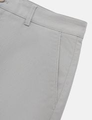 Quần short khaki nam túi chéo logo kim loại túi sau