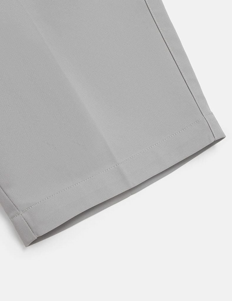 Quần short khaki nam túi chéo logo kim loại túi sau