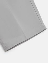 Quần short khaki nam túi chéo logo kim loại túi sau