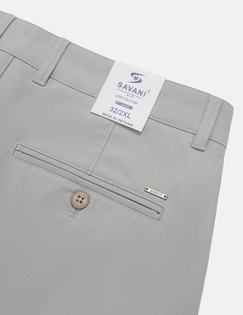 Quần short khaki nam túi chéo logo kim loại túi sau