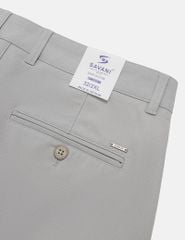 Quần short khaki nam túi chéo logo kim loại túi sau