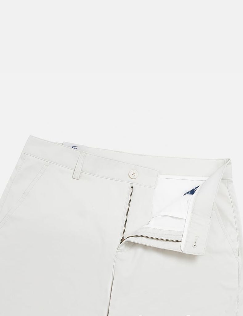 Quần short khaki nam mác da trang trí túi sau