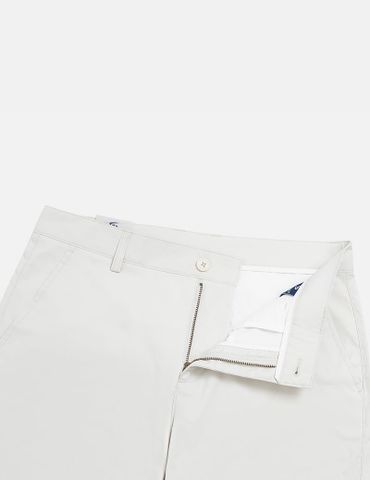 Quần short khaki nam mác da trang trí túi sau