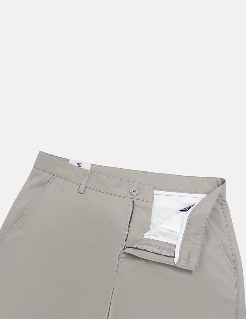 Quần short khaki nam mác da trang trí túi sau
