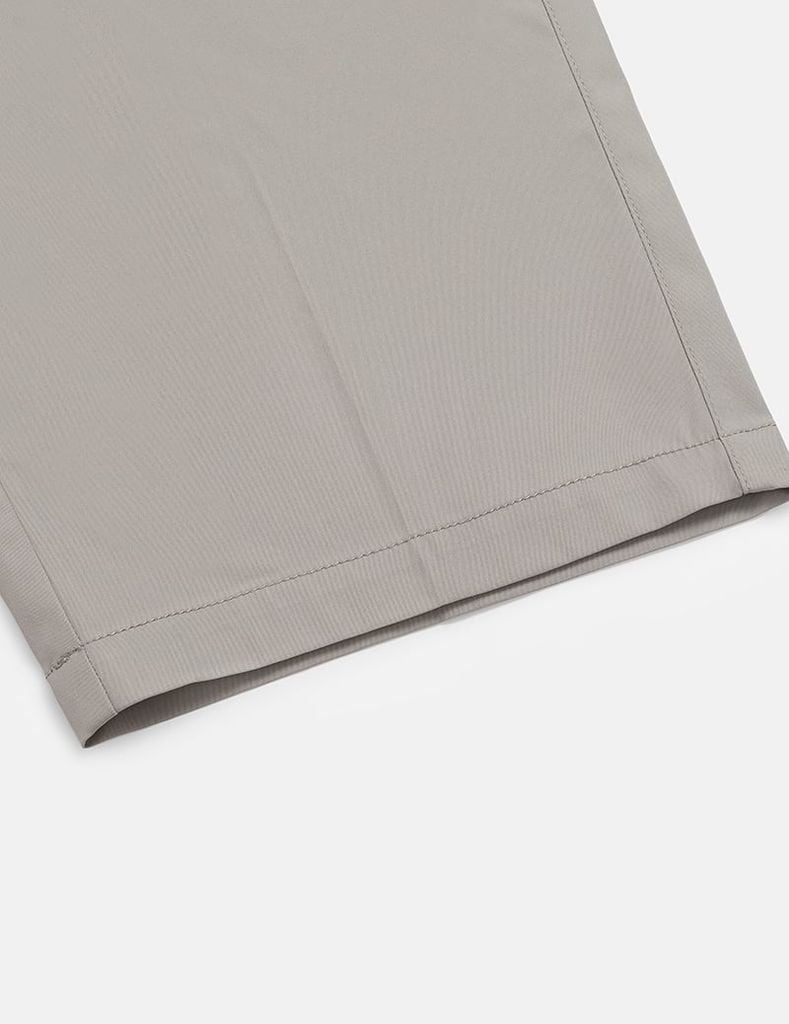 Quần short khaki nam mác da trang trí túi sau