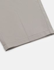 Quần short khaki nam mác da trang trí túi sau
