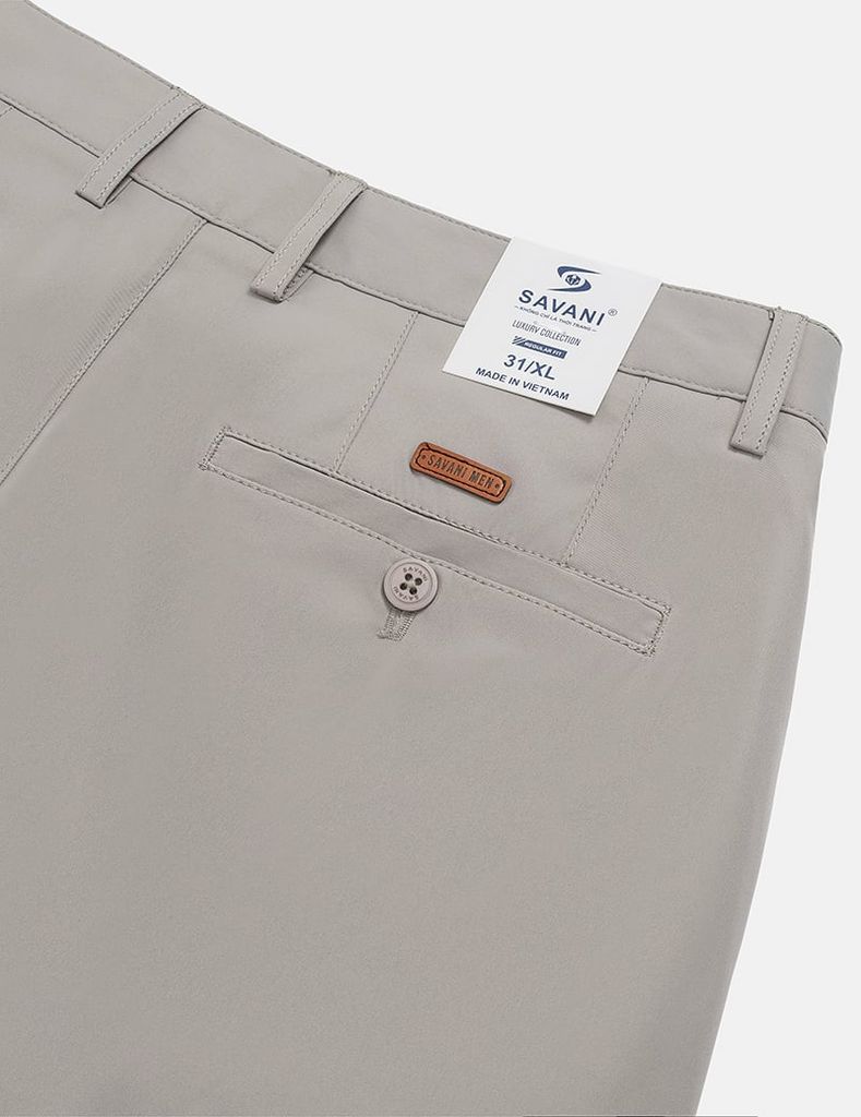 Quần short khaki nam mác da trang trí túi sau