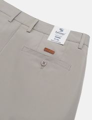 Quần short khaki nam mác da trang trí túi sau