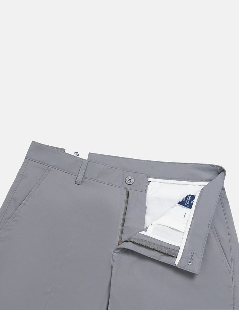 Quần short khaki nam mác da trang trí túi sau