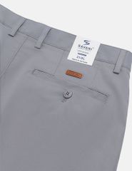 Quần short khaki nam mác da trang trí túi sau