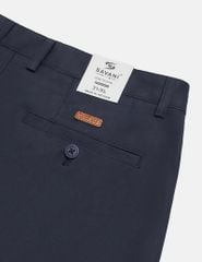 Quần short khaki nam mác da trang trí túi sau