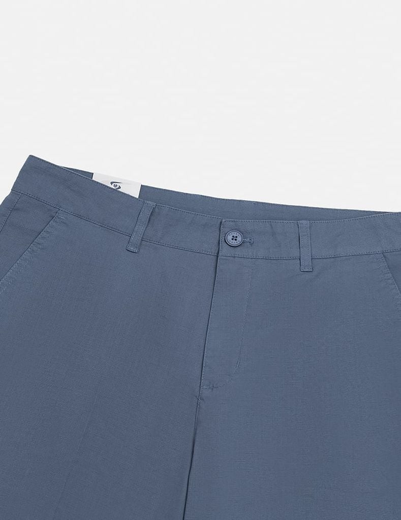 Quần short khaki nam trang trí mác da túi sau