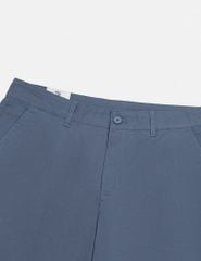 Quần short khaki nam trang trí mác da túi sau