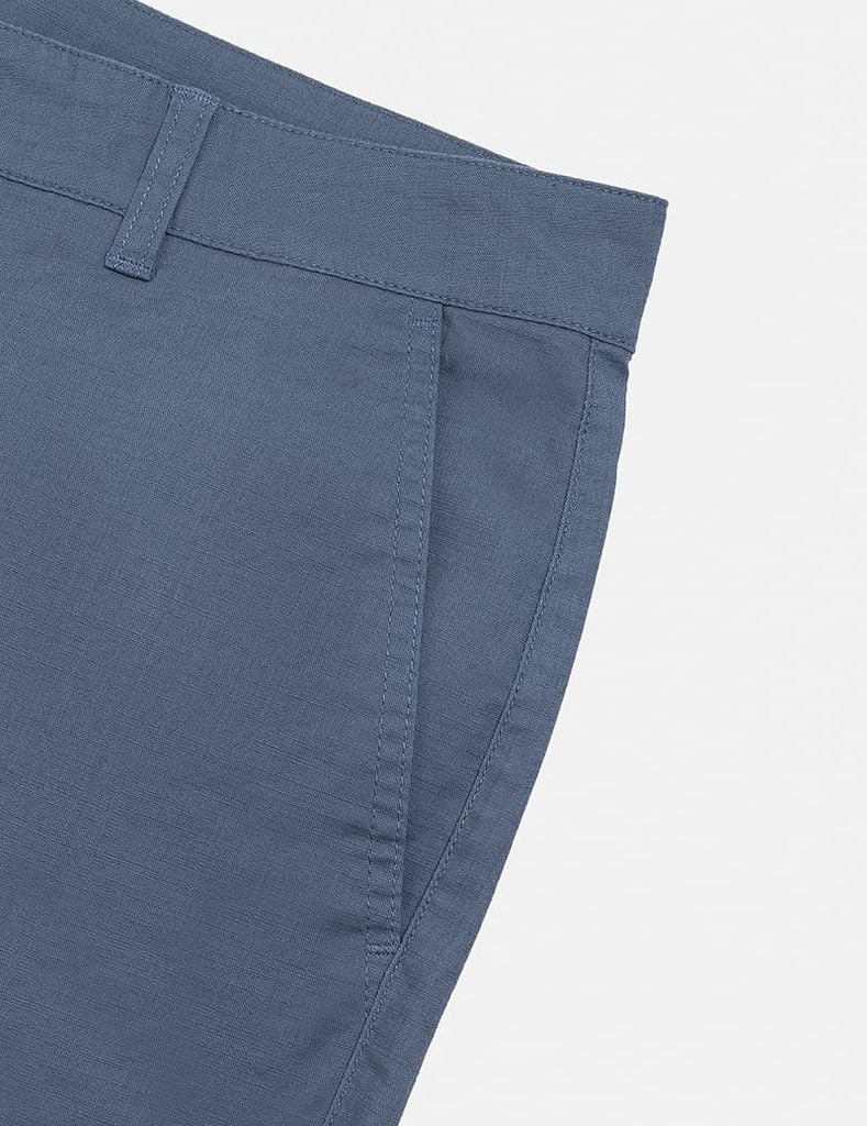Quần short khaki nam trang trí mác da túi sau