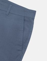 Quần short khaki nam trang trí mác da túi sau