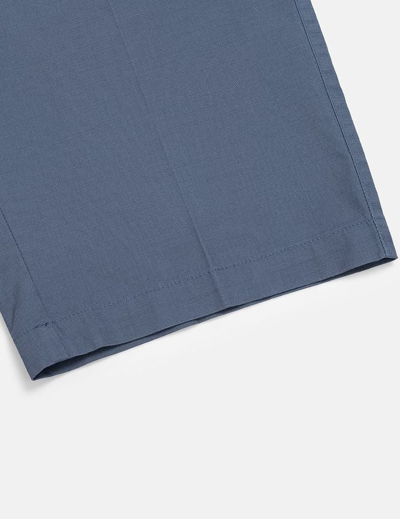 Quần short khaki nam trang trí mác da túi sau