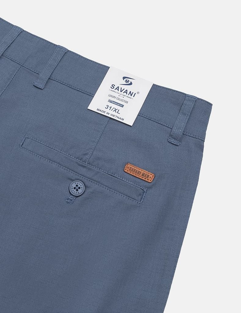 Quần short khaki nam trang trí mác da túi sau