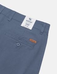 Quần short khaki nam trang trí mác da túi sau
