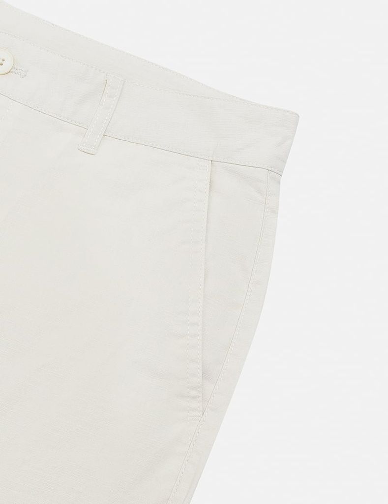Quần short khaki nam trang trí mác da túi sau