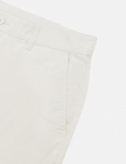Quần short khaki nam trang trí mác da túi sau