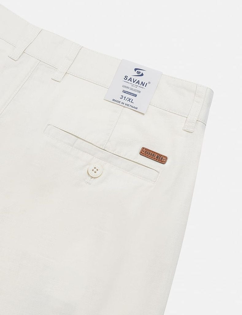 Quần short khaki nam trang trí mác da túi sau