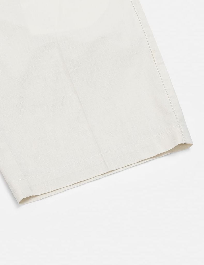 Quần short khaki nam trang trí mác da túi sau