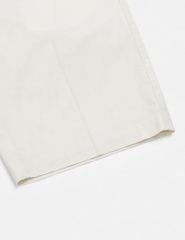 Quần short khaki nam trang trí mác da túi sau