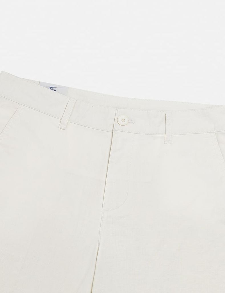 Quần short khaki nam trang trí mác da túi sau