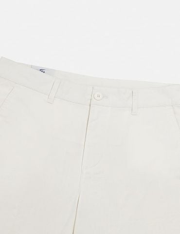 Quần short khaki nam trang trí mác da túi sau