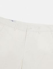 Quần short khaki nam trang trí mác da túi sau