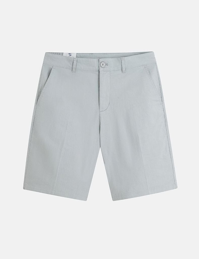 Quần short khaki nam trang trí mác da túi sau