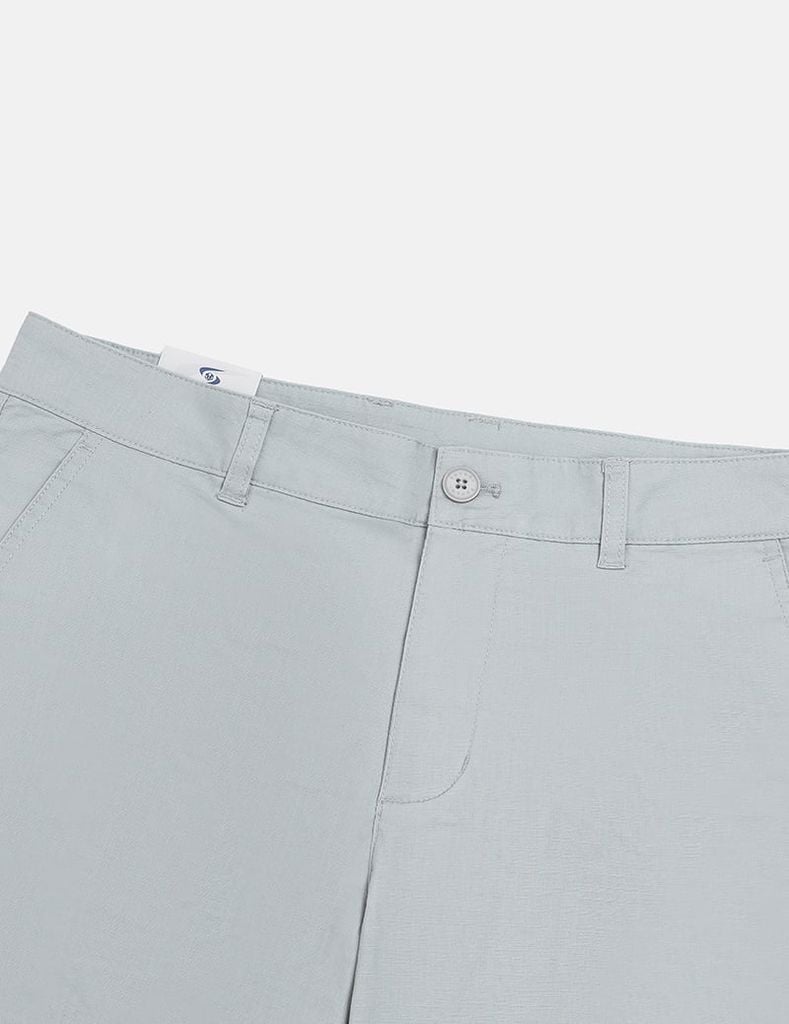 Quần short khaki nam trang trí mác da túi sau