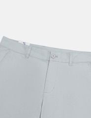 Quần short khaki nam trang trí mác da túi sau