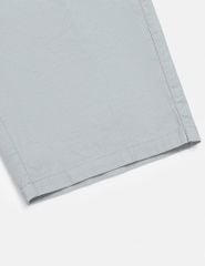 Quần short khaki nam trang trí mác da túi sau