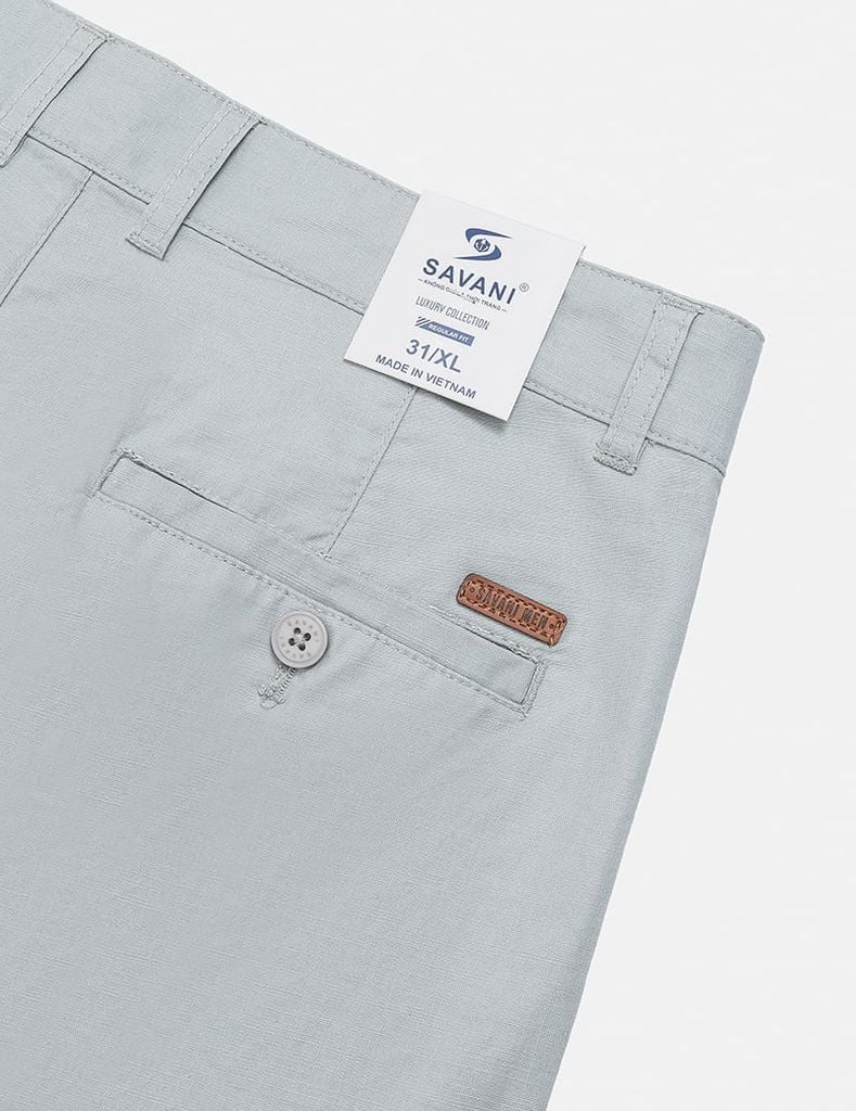 Quần short khaki nam trang trí mác da túi sau