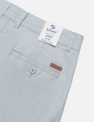 Quần short khaki nam trang trí mác da túi sau