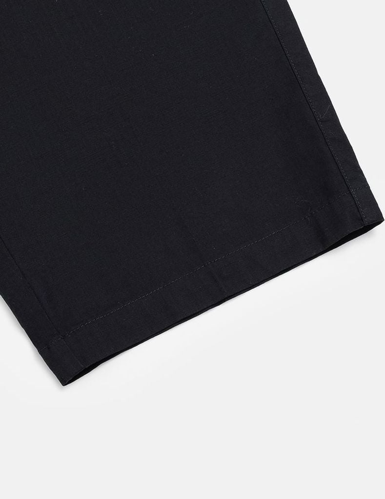 Quần short khaki nam trang trí mác da túi sau