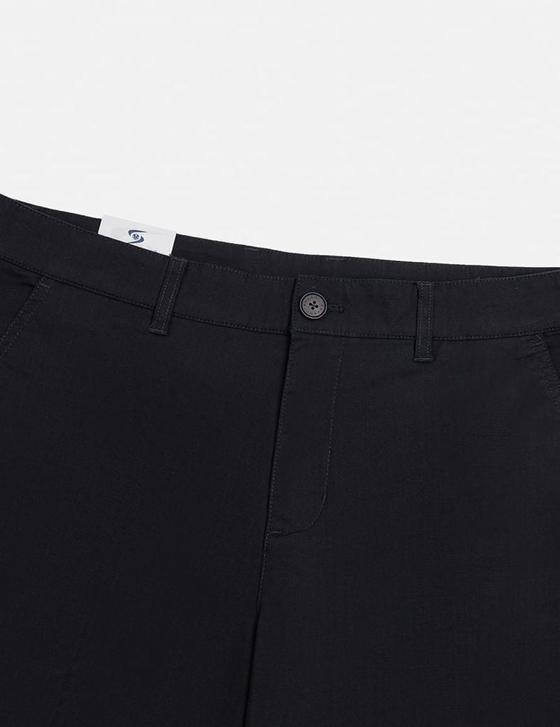 Quần short khaki nam trang trí mác da túi sau
