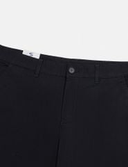 Quần short khaki nam trang trí mác da túi sau