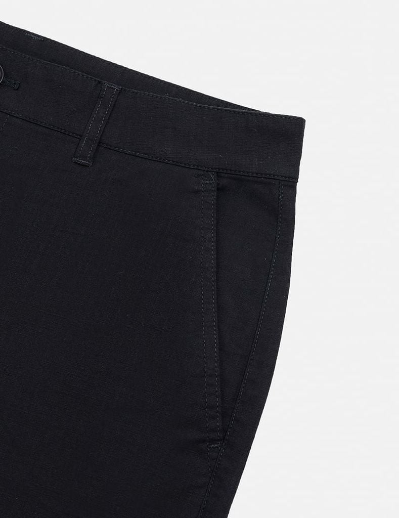 Quần short khaki nam trang trí mác da túi sau