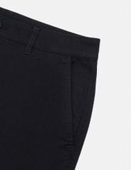 Quần short khaki nam trang trí mác da túi sau