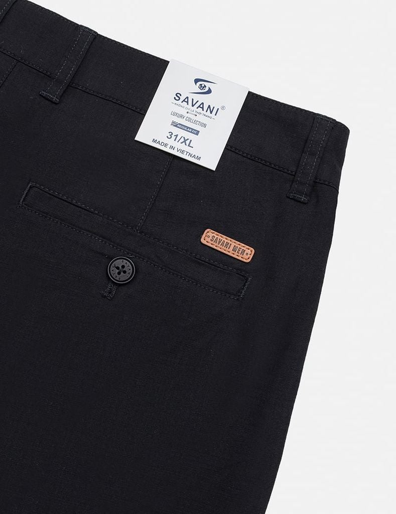 Quần short khaki nam trang trí mác da túi sau