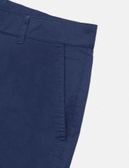 Quần short khaki nam trang trí mác da túi sau