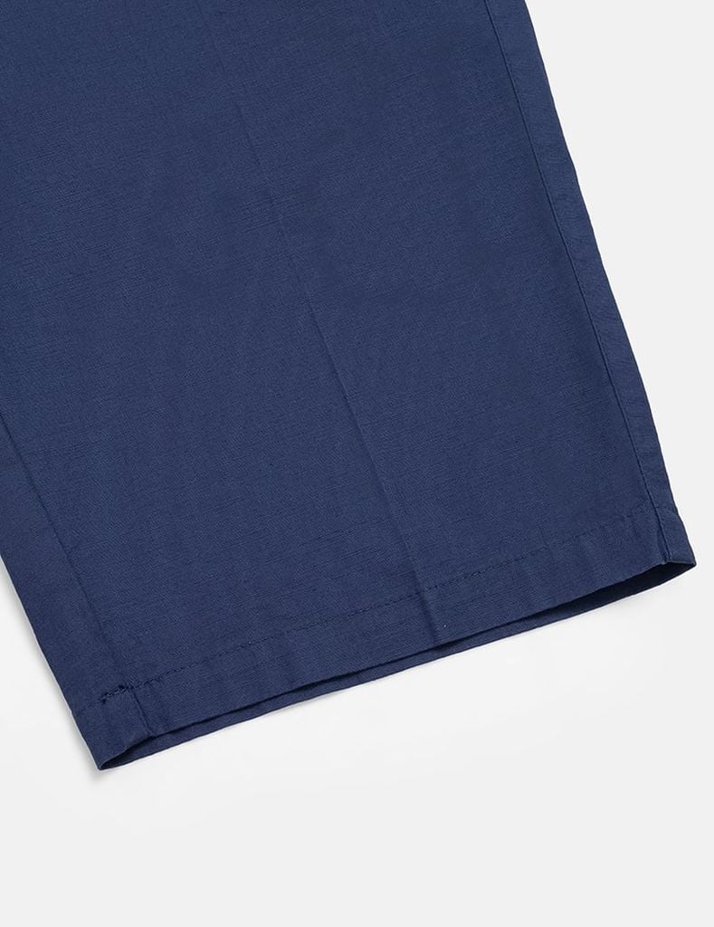 Quần short khaki nam trang trí mác da túi sau