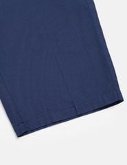 Quần short khaki nam trang trí mác da túi sau