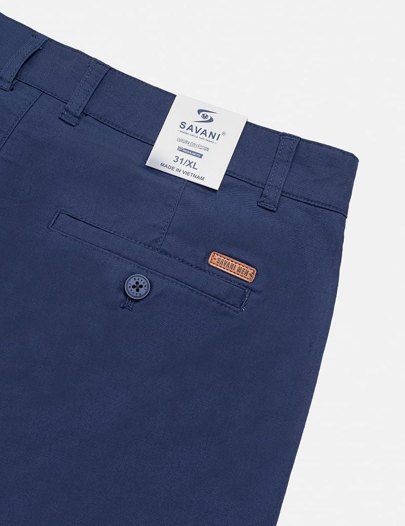 Quần short khaki nam trang trí mác da túi sau