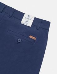 Quần short khaki nam trang trí mác da túi sau